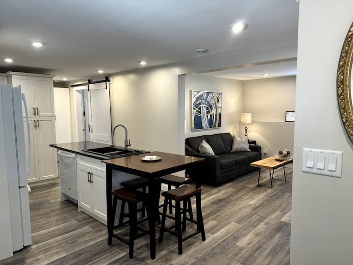 Cozy Private Guest Suite - Self Check-in & Parking - Kamloops