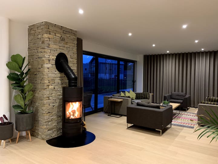 Luxury 5 Bedroom Lake House With Shared Pool/spa - Somerford Keynes