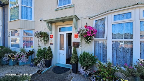 Prestatyn, 8 bedroom house(7 En-suite) Ex location