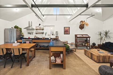 Popular Airbnb listing: Five Star Bungalow | 5 Min to Airport | East ATX in Montopolis