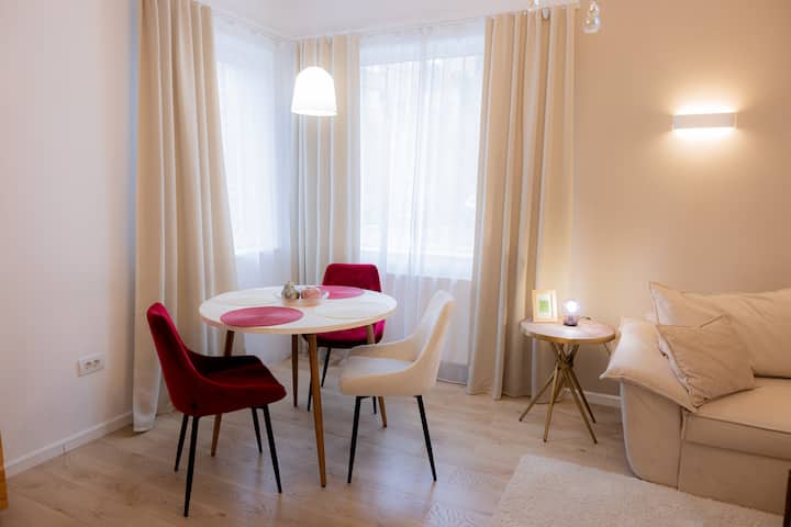 Homey Luxury: Entire House, Free Parking, Yard