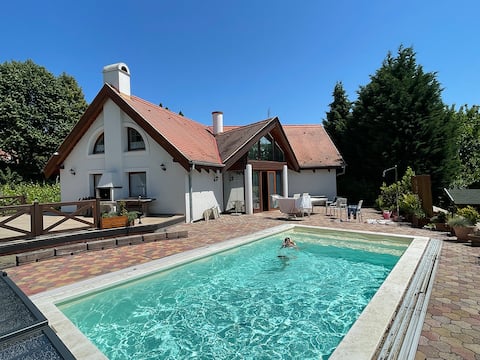 Spacious 3 bedroom house with heated pool