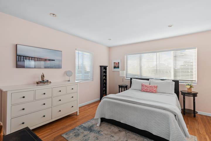 Chumba kikubwa cha kulala #2 na kitanda aina ya queen.