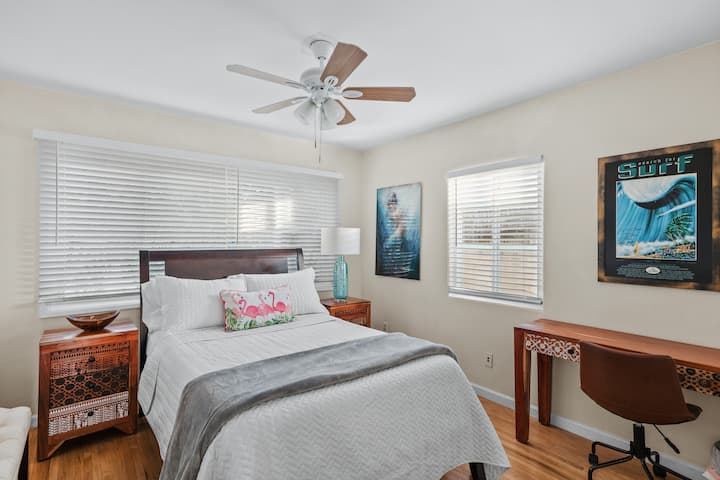 Chumba cha kulala #3 Kitanda kamili chenye dawati.