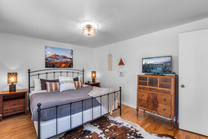 سرير كينج مع تلفزيون ذكي