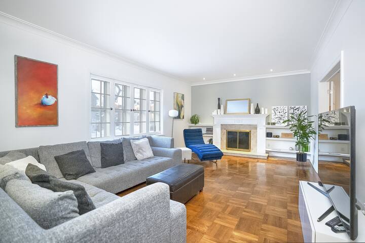 Retro-Chic Spacious Home on 2 floors in Montreal gallery image 3