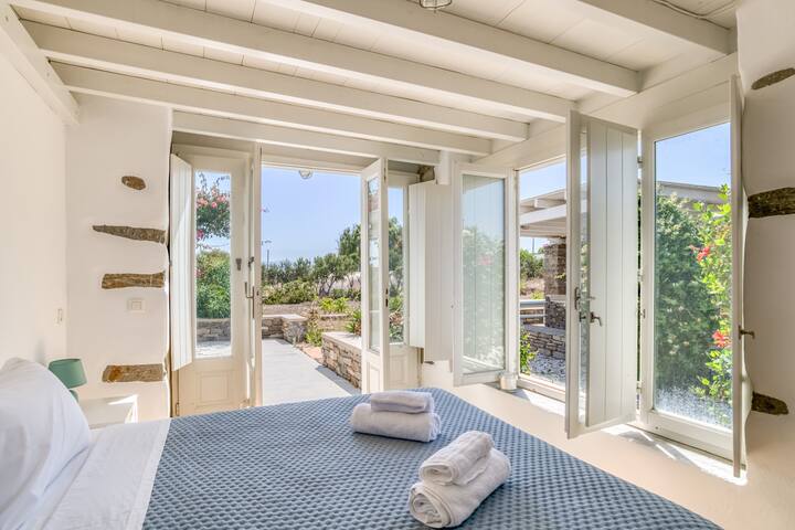 A summer house a few steps from the beach