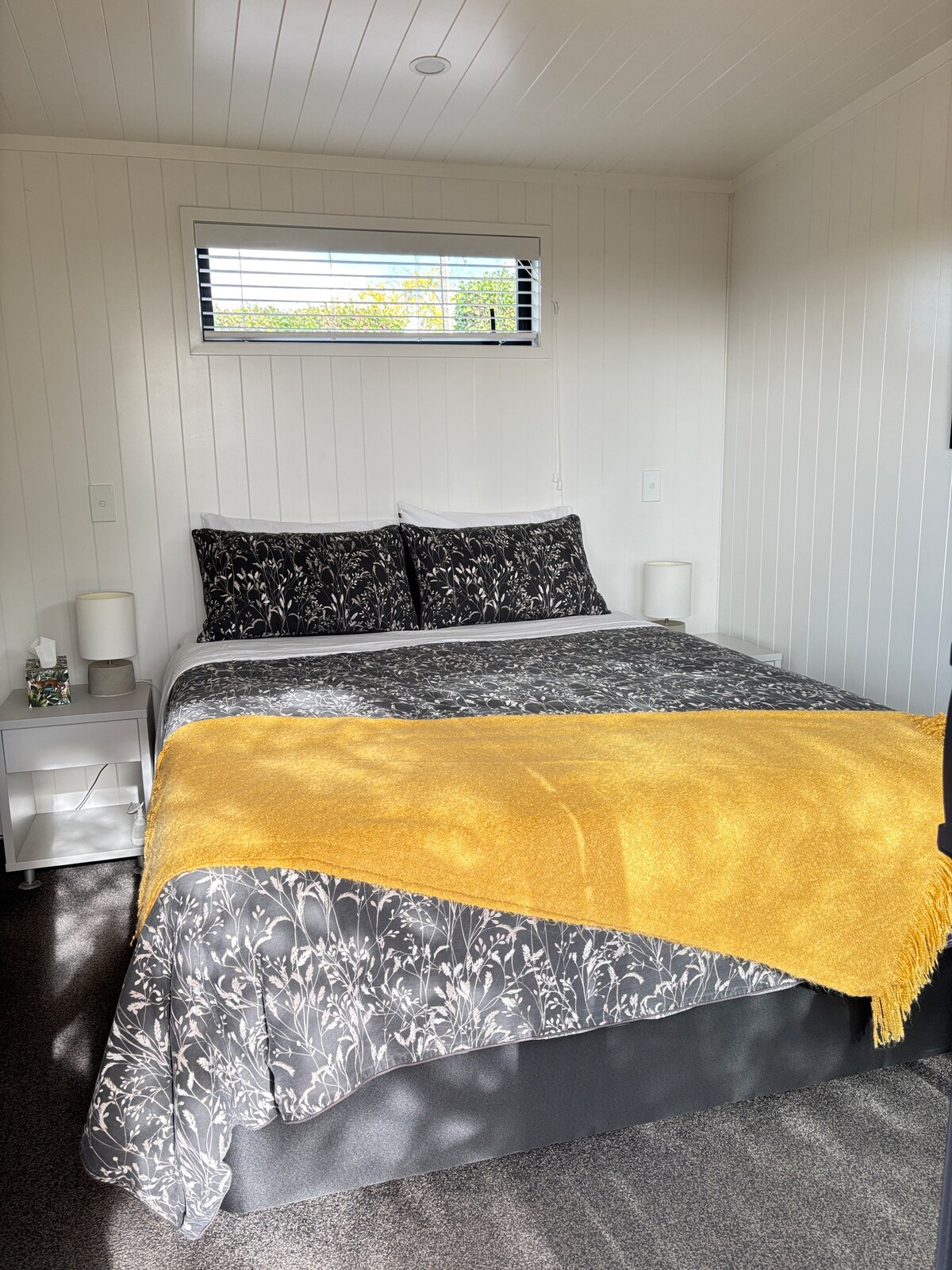 מיטת קווין סייז בחדר השינה בקוטג'