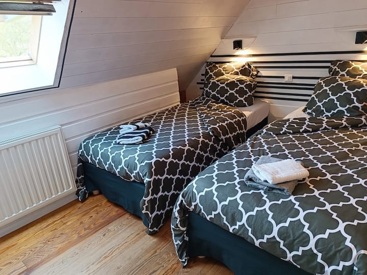 Chambre n°2 à l'étage. 2 lits de 90x200 pouvant être assemblés pour former un grand lit de 180x200. Nouveaux sommiers tapissiers, nouvelle tête de lit, mars 2024.