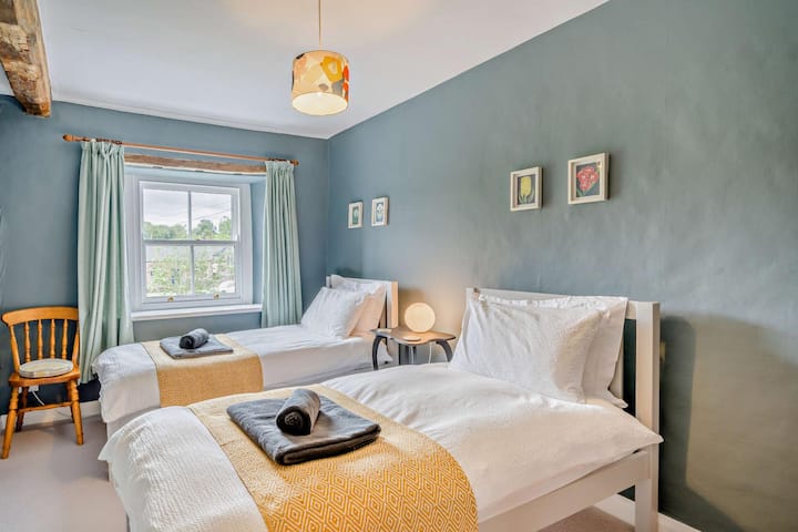 Perfect for kids, friends, or grandparents – flexible and cosy.