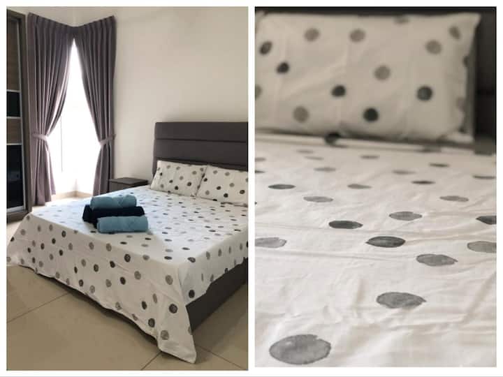 Chumba cha ghorofa ya chini 1-1: Kitanda cha starehe cha ukubwa wa malkia, kilicho karibu na choo cha pamoja kwa ajili ya ufikiaji rahisi, kilicho na mwanga wa kutosha wa asili na mapazia ya kifahari ya kuzima kwa ajili ya faragha.