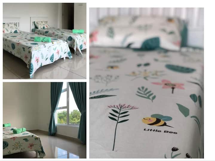 Chumba cha ghorofa ya juu 2-2 kinatoa mazingira tulivu yenye matandiko ya maua, dirisha kubwa la mwanga wa asili, mapazia ya kuzima kwa faragha na choo kilichoambatishwa kwa urahisi zaidi.