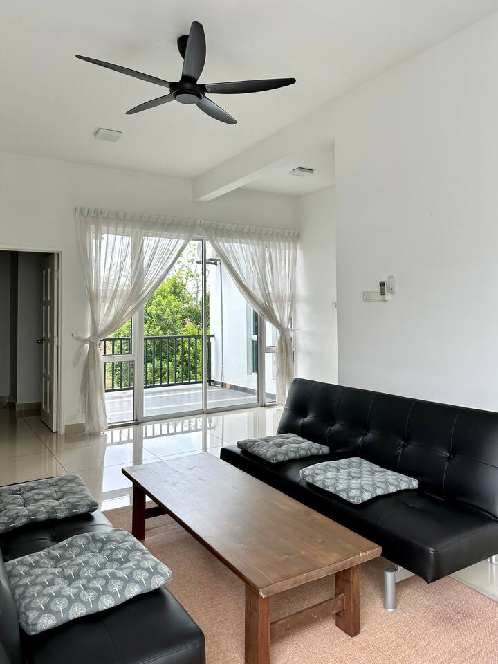 Chumba cha kukaa cha familia cha ghorofa ya juu angavu na chenye hewa safi chenye vitanda viwili vya sofa, kinachoangalia roshani tulivu, inayofaa kwa ajili ya mapumziko au mikusanyiko ya kawaida.