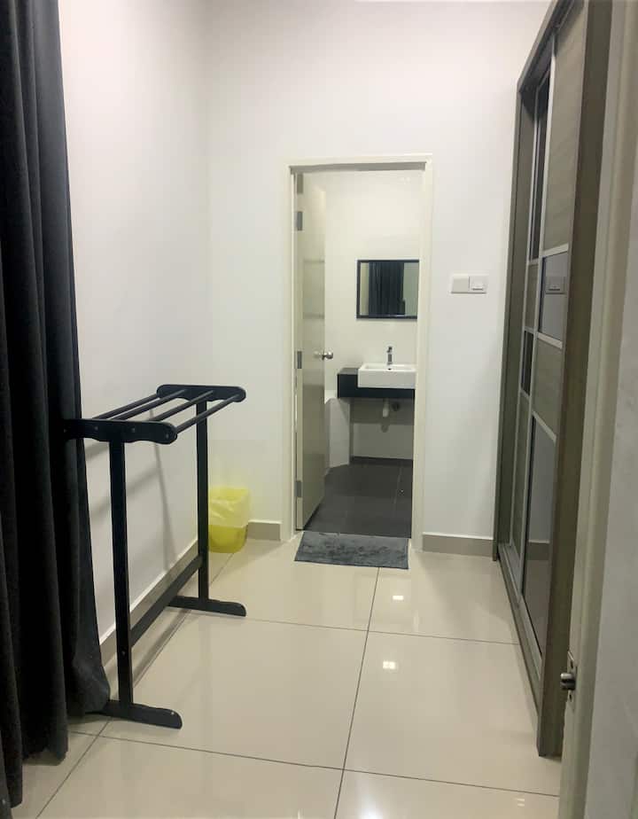 Chumba kikuu cha kulala cha ghorofa ya juu kilicho na baraza inayoelekea kwenye bafu la chumba cha kulala, kabati kubwa la nguo, mapazia ya kuzima na sehemu ya kutosha. Inang 'aa na ina hewa safi, ikitoa starehe na faragha kwa ajili ya ukaaji wa kupumzika.