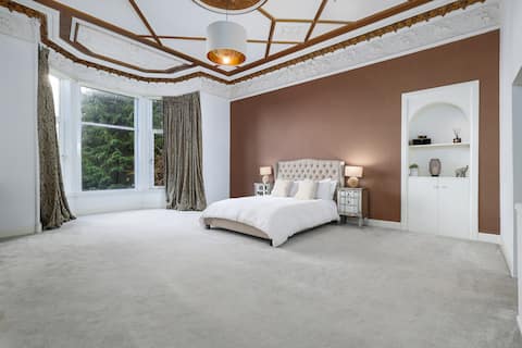 Extravagant 6 Bed Victorian Townhouse with Hot Tub