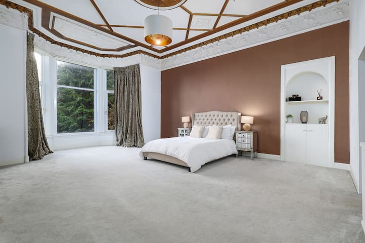 Extravagant 6 Bed Victorian Townhouse with Hot Tub