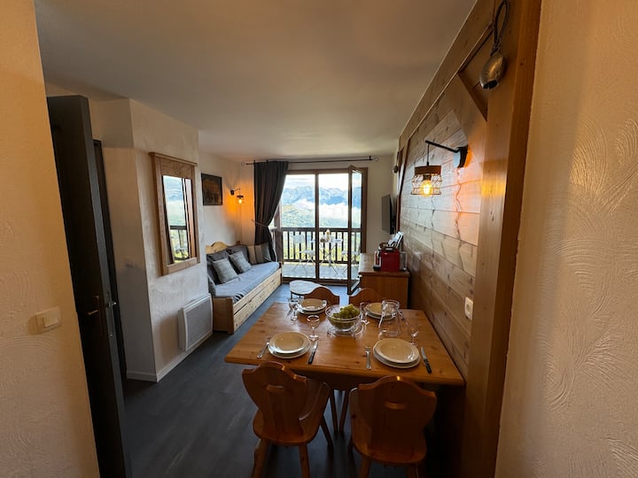 Дневната соба со подвижен кревет (за 2 лица) , телевизор со рамен екран, неспресо.
Прекрасен поглед на планините

