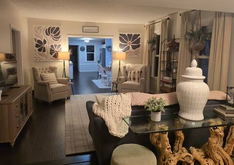 COZY Centrally Located Gem-King*Hot Tub*Lake Erie