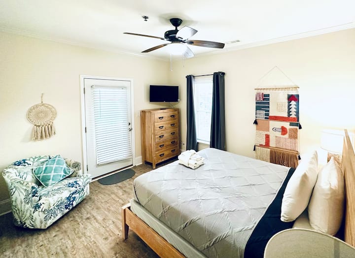 Queen Bedroom w/32" Smart TV