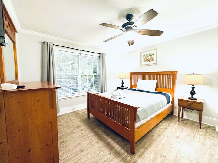 Queen Bedroom w/32" Smart TV
