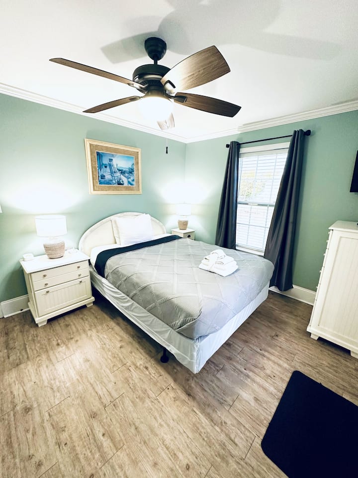 Queen Bedroom w/32" Smart TV
