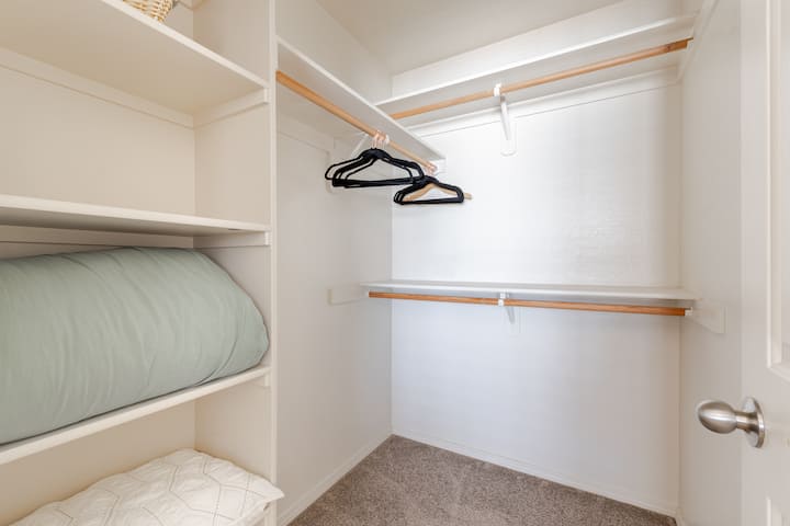 Chumba cha kuweka nguo katika chumba cha kulala cha Master 