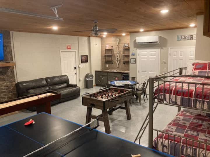 第2个游戏室设有大屏幕电视、乒乓球、桌上足球、游戏/卡牌桌、沙狐球、带迷你冰箱的吧台和燃木壁炉。 还有一套全尺寸双层床、半卫生间以及全尺寸洗衣机和烘干机。 