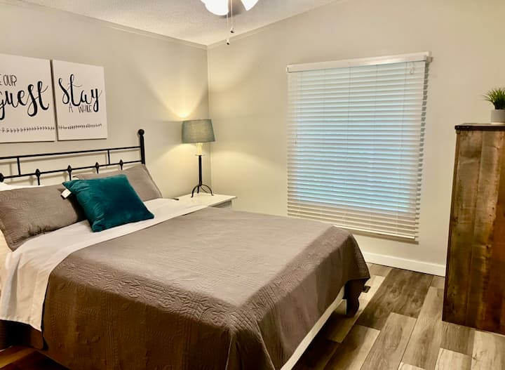 Спалня с пълноразмерно легло, скрин и килер.