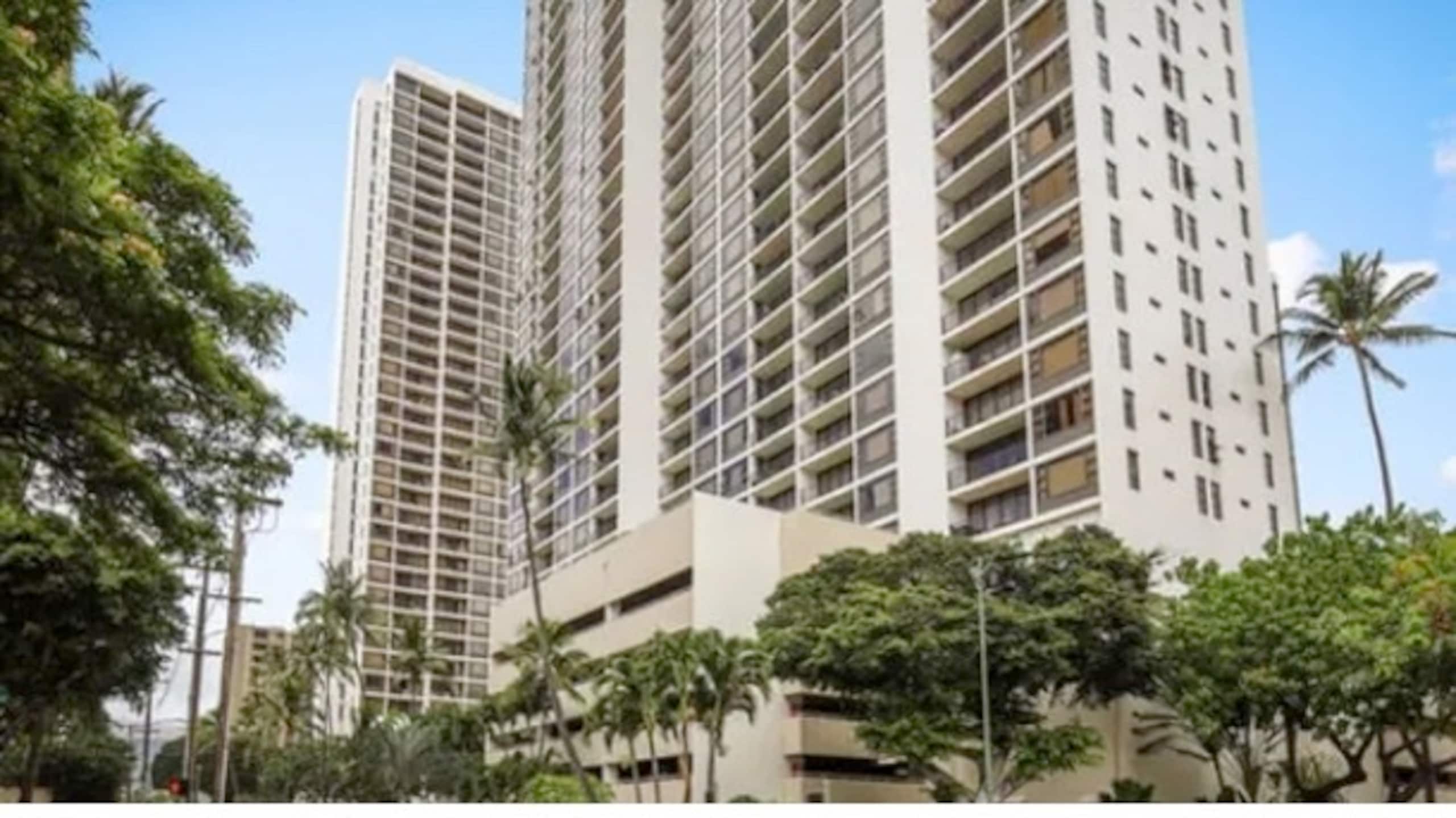 Condo in Honolulu · ★4.91 · 1 bedroom · 3 beds · 1 private bath - Image 29