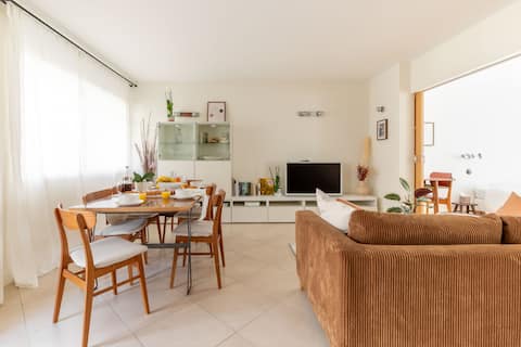 Popular Airbnb listing: Lovely 2 Bedrooms, calm, Paris Boulogne 6p in Boulogne Billancourt