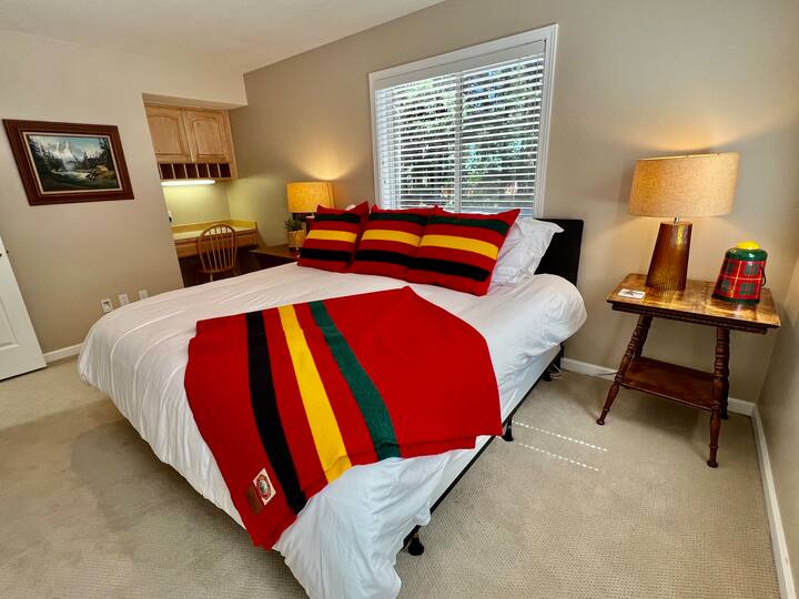 เตียงคิงไซส์พร้อมพื้นที่ทำงานตู้เสื้อผ้าและทีวี 54 นิ้ว 