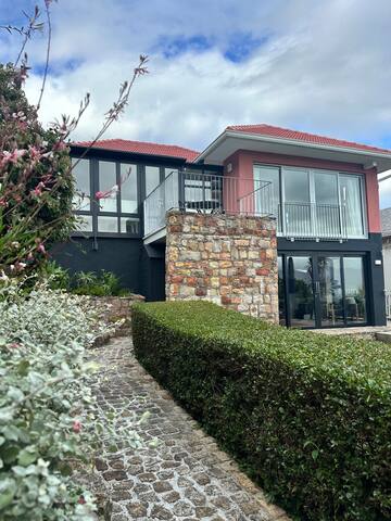 Stunning 2 bedroom seaside home with amazing views gallery image 2