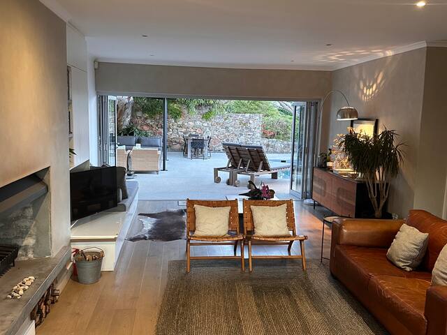 Stunning 2 bedroom seaside home with amazing views gallery image 3