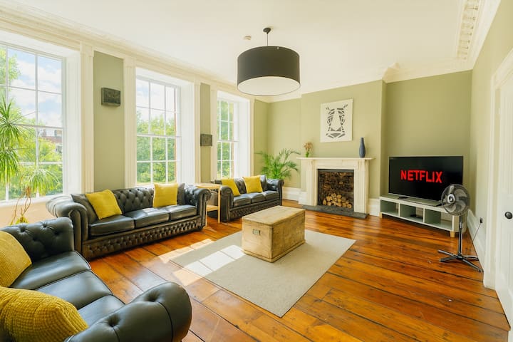 Manchesters Ultimate Getaway – Sleeps 20! gallery image 2