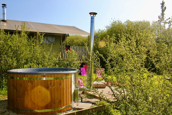 Sloeberry Farm Badger Lodge, Wood Fired Hot Tub - Cardigan