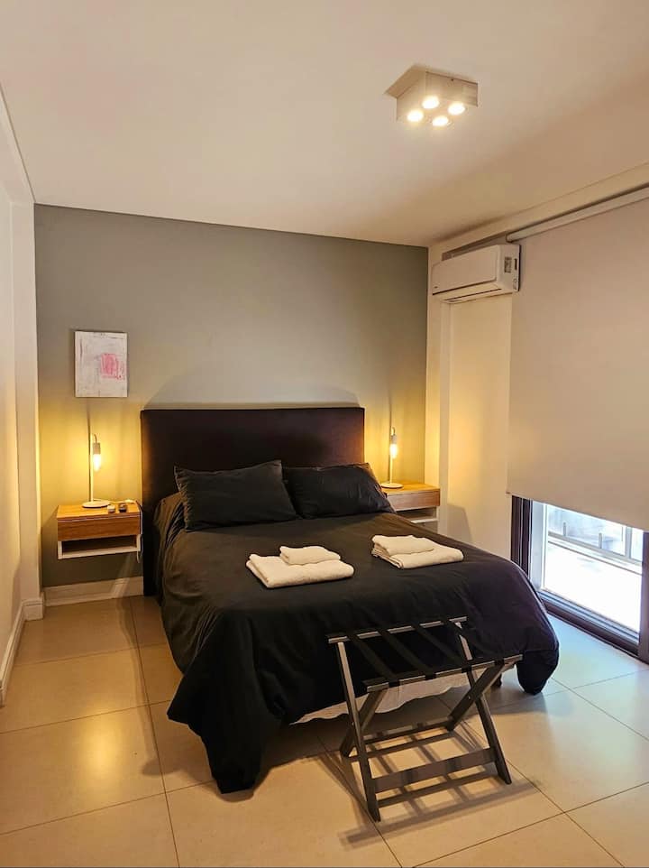 Просторна стая със самостоятелна баня. Има достъп до балкона, затъмняващи завеси, сплит климатик, 32-инчов смарт телевизор, удобен гардероб и място за багаж. Спално бельо и спално бельо.