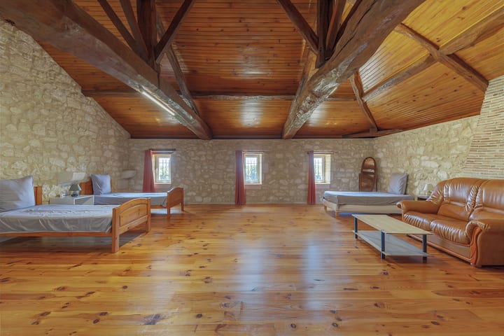 dormitory for children single people 
4 new HD single beds

This space could be 
perfect for your yoga!

