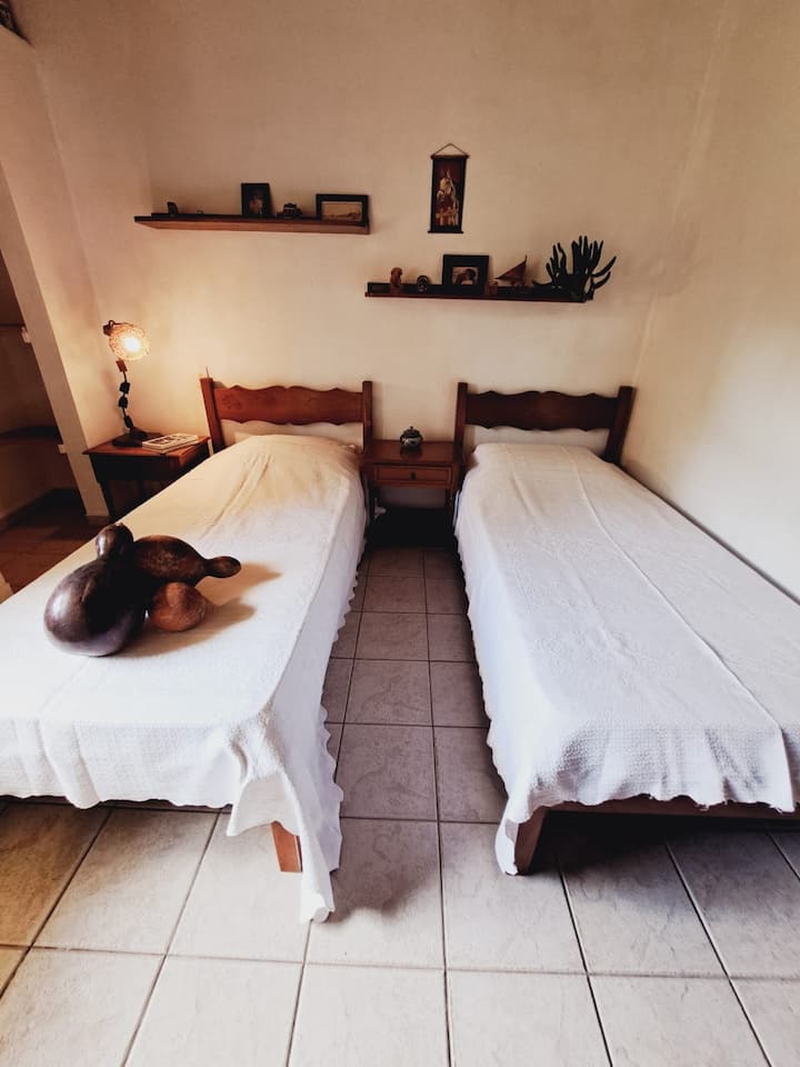 Quarto 3. Com duas camas de solteiro - Casa Principal - 