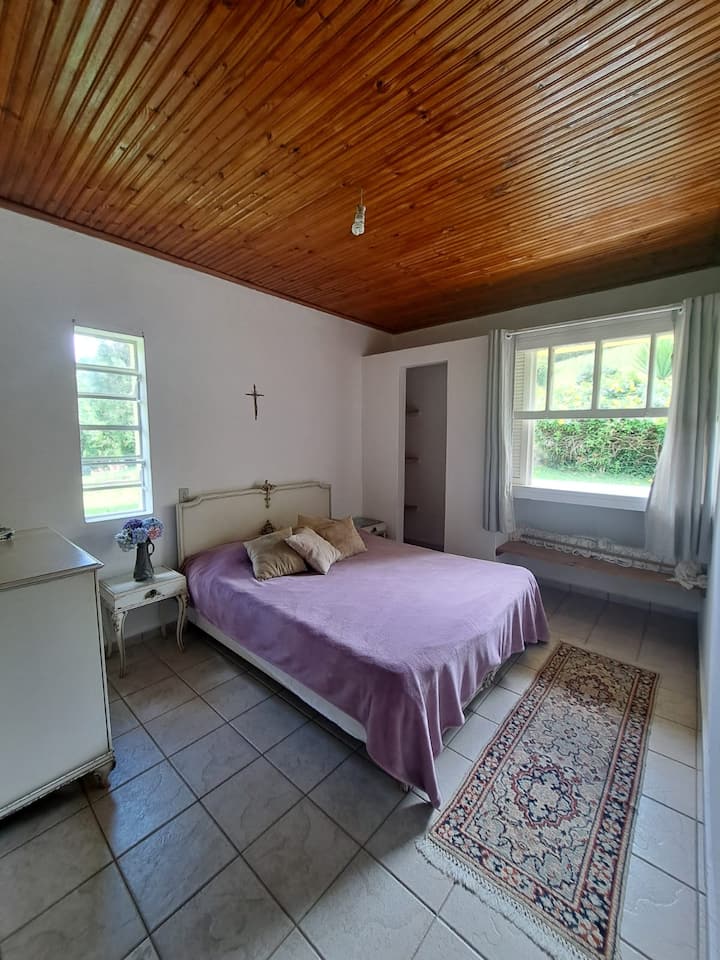 Suíte Com cama de casal e espaço para guardar malas - Casa Principal - 