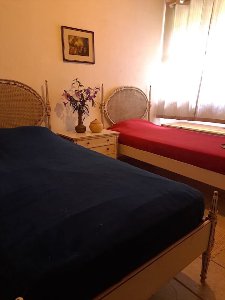 Quarto 2. Com duas camas de solteiro e espaço para guardar malas - Casa Principal - 