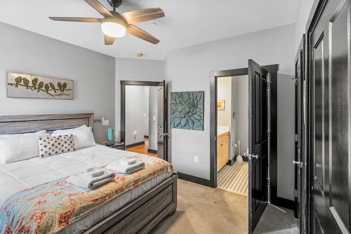 غرفة نوم كبيرة مع سرير مريح وفراش مضاد للحساسية، وتلفزيون!