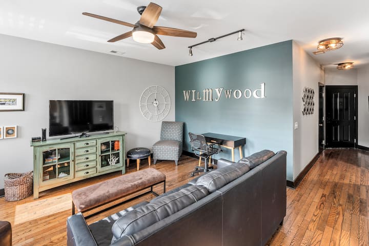 غرفة معيشة مريحة مع الكثير من المقاعد. تلفزيون مع كابل وخيارات البث.