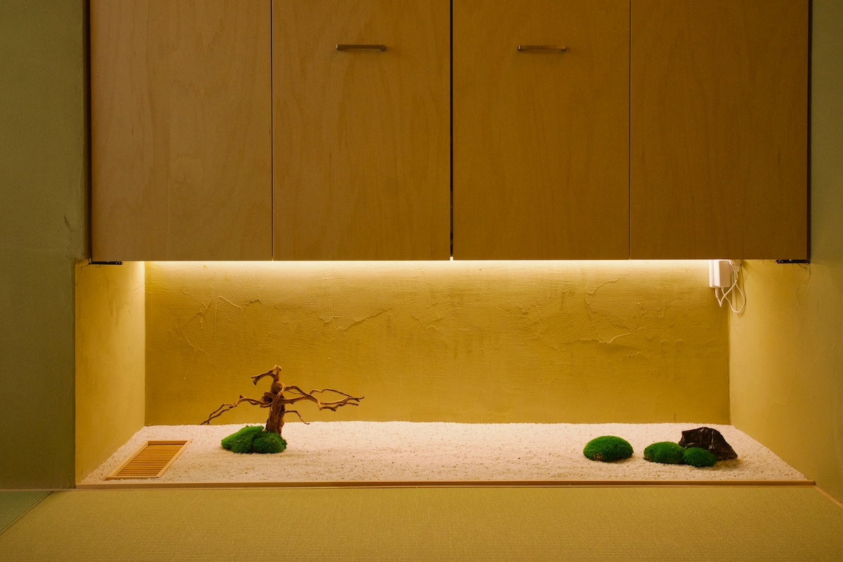 Спокоен дзен кът в традиционната японска стая.