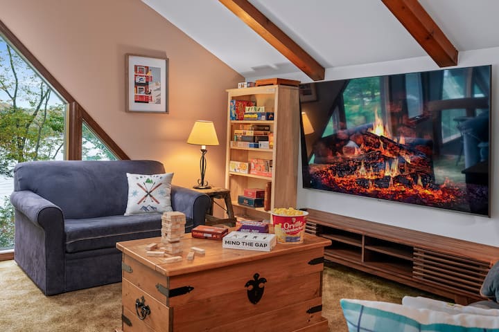 Enjoy the serene lake views from the Alpine Loft, a perfect spot for morning coffee or evening relaxation. Settle into the comfortable sofa in the loft, surrounded by books and natural light—ideal for afternoon reading or a peaceful retreat.