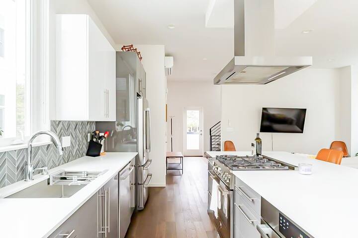 Seattle 3BR | Bright Townhome Near Intl. District gallery image 3