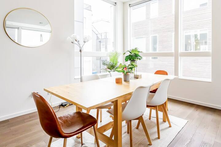 Seattle 3BR | Bright Townhome Near Intl. District gallery image 4