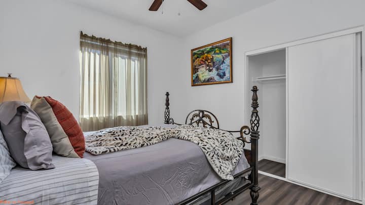 Ingia kwenye chumba cha kulala chenye joto na kinachovutia kilichobuniwa kwa ajili ya starehe ya hali ya juu. Mashuka laini, mwanga wa kawaida na mazingira ya amani hufanya iwe mahali pazuri pa kupumzika baada ya siku ndefu.