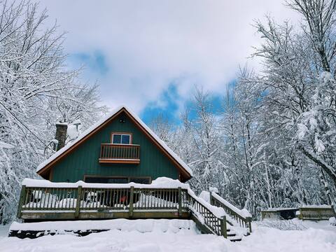 Trails End - Retro Catskills Cabin w/ Hot Tub
