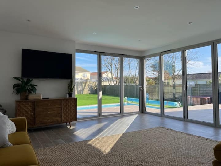4 Bedroom, 5 Bath With Pool, 5 Min Walk From Beach - Guernsey