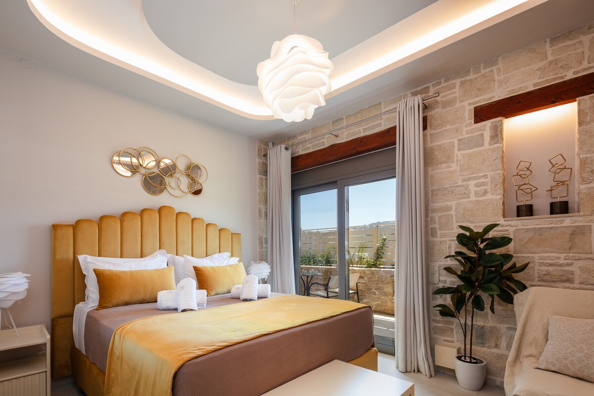  Queen-size bed (1.80 x 2.00) and a wall-mounted 32” Smart TV, with direct access to the shared veranda.